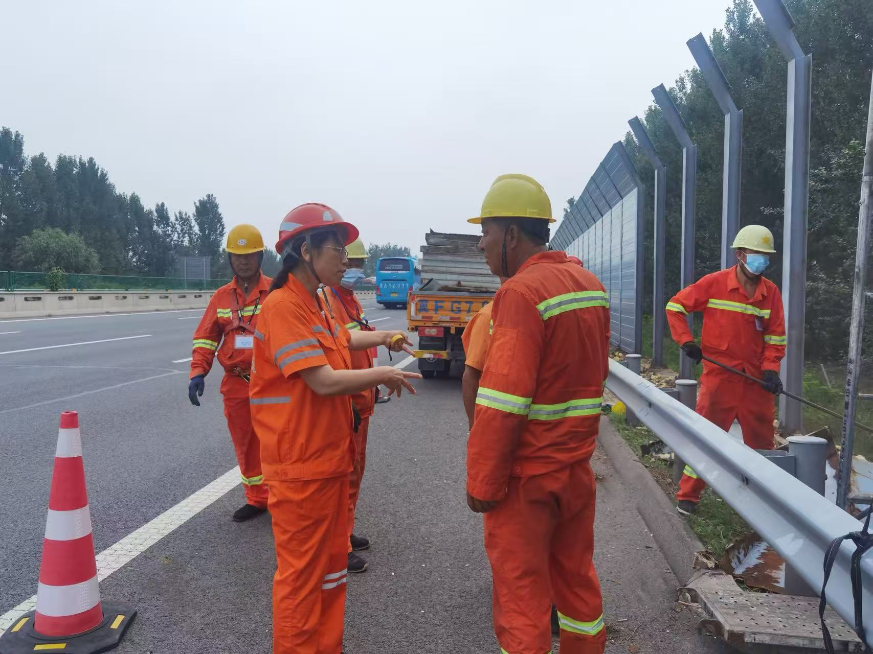 郭麗芳在養(yǎng)護一線安裝聲屏障.jpg 郭麗芳在養(yǎng)護一線安裝聲屏障.jpg